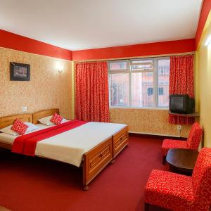 Giường trong phòng chung tại The Sambhu Heights - Deluxe Rooms - Free Wifi - Parking and Restaurant Facilites - Top Rated Hotel +11 ảnh