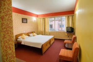 TV/trung tâm giải trí tại The Sambhu Heights - Deluxe Rooms - Free Wifi - Parking and Restaurant Facilites - Top Rated Hotel