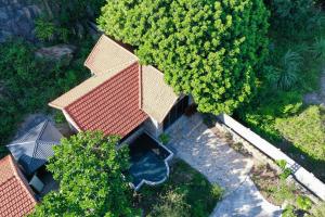 een bovenaanzicht van een huis met een dak bij Ninh Binh Mountain Resort in Xuân Sơn
