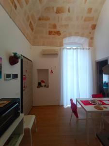 ein Wohnzimmer mit einem Tisch und einem weißen Vorhang in der Unterkunft Casa GioNi’ in Monopoli + 46 Fotos