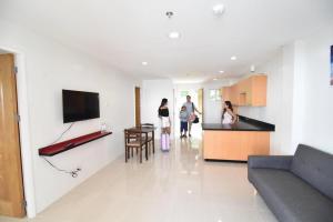 Una televisión o centro de entretenimiento en Holiday Oceanview Residences and Resort