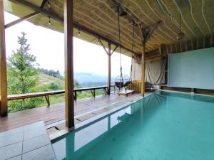 Bazén v ubytování Forest Resort Lembang nebo v jeho okolí