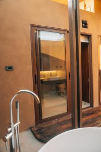 The Fam Cafe&Resort Chiangdao في تشينغ داو: حمام مع حوض ومرآة ومغسلة