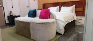 um quarto com uma cama com dois travesseiros em Mcangello apartments em Idimu