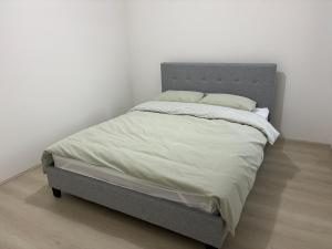 En eller flere senge i et værelse på Cannington PureStay