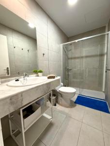 een badkamer met een wastafel, een toilet en een douche bij Casa Sofia - Costa Calma Sun & Beach in Costa Calma