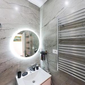 un baño con lavabo y espejo en Mateo Rooms, en Himare