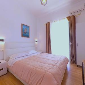 Un dormitorio con una cama grande con un reloj en la pared. en Mateo Rooms, en Himare 3 fotos más