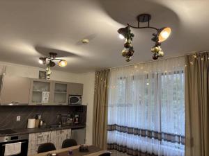 una cucina con tavolo da pranzo e finestra di Апартамент за гости 4а26 Планинска Магия Grand Monastery Пампорово a Pamporovo