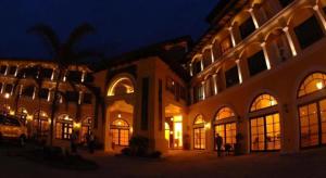 un gran edificio con ventanas iluminadas por la noche en Planta Centro Bacolod Hotel & Residences, en Taculing Hacienda