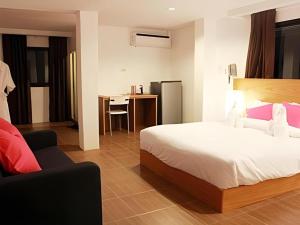 una habitación de hotel con una cama y un escritorio en Iroom Hotel, en Suratthani 114 fotos más