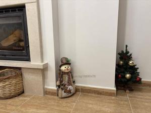 un orsacchiotto in piedi accanto a un albero di Natale di Апартамент за гости 4а26 Планинска Магия Grand Monastery Пампорово a Pamporovo Altre 44 foto
