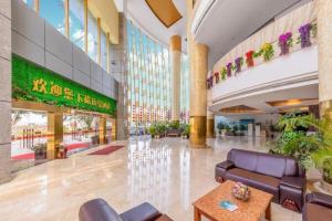 a lobby of a shopping mall with couches and a table at Maihao International Hotel in Zhuhai