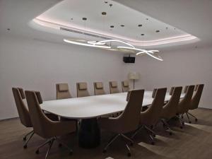 a conference room with a white table and chairs at Maihao International Hotel in Zhuhai +183 photos