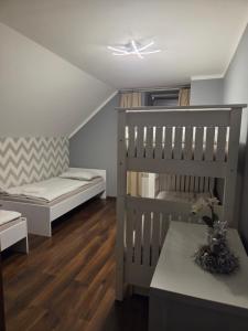 una camera con un letto a castello e una scala di MiiG Residence Jacuzzi & Sauna Zator Oświęcim a Oświęcim