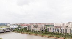 Výhled na řeku, která protéká v blízkosti hotelu