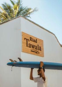 Certifikát, hodnocení, plakát nebo jiný dokument vystavený v ubytování Riad TAWALA Surfing Mind