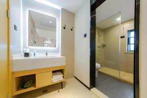 Ванная комната в City Comfort Inn Wuhan Badajia Heping Park Metro Station +54 фотографии