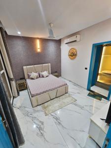 Una cama o camas en una habitación de Moksha Farmvilla 33 fotos más