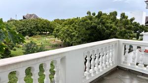 een wit balkon met bomen op de achtergrond bij Diamond Luxury Homes in Watamu