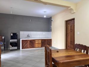 een keuken met een houten tafel in een kamer bij Diamond Luxury Homes in Watamu