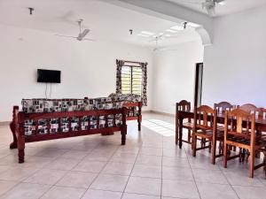 een kamer met stoelen, een tafel en een tv bij Diamond Luxury Homes in Watamu