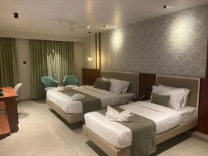 Postel nebo postele na pokoji v ubytování Len R Inn + 3 fotografie