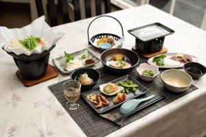 uma mesa coberta com pratos de comida sobre uma mesa em ゆのホテル奥日光やまみず樹 em Yumoto mais 2 fotografias
