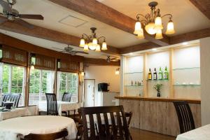 uma sala de jantar com mesa e cadeiras em ゆのホテル奥日光やまみず樹 em Yumoto