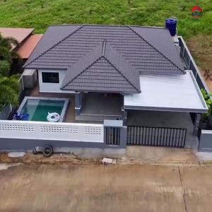 vue aérienne d'une maison avec piscine dans l'établissement Aqua Pool villa, Krabi, à Ban Nong Thale
