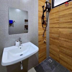 une salle de bains avec un lavabo blanc et un miroir dans l'établissement Aqua Pool villa, Krabi, à Ban Nong Thale 38 autres photos