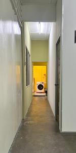 ein Flur eines leeren Raumes mit einer Mikrowelle in der Unterkunft Little Stay Inn in Taiping