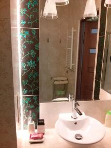a bathroom with a sink and a mirror at Piano Diva I LUX RELAX Apartamenty Kołobrzeg in Kołobrzeg +29 photos