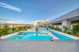 Hồ bơi trong/gần Prin Hotel