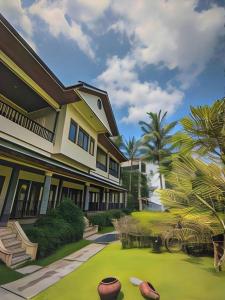 Un jardín fuera de The Oxalis Regency Hotel