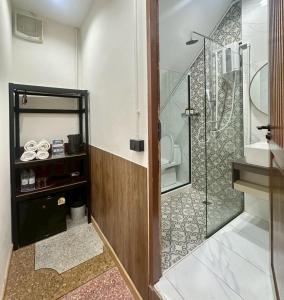 un bagno con doccia con porta in vetro di Taladnoi Paint House a Bangkok Altre 34 foto