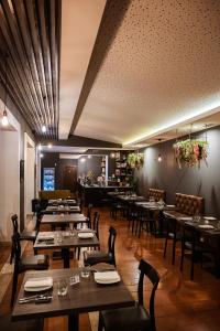 Un restaurante con mesas y sillas en una sala. en Conti B&B Suite Ponte Amato, en Gallicano nel Lazio