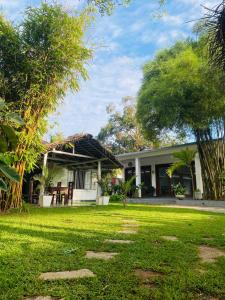 O grădină în afara Mango House Hiriketiya