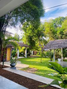 O grădină în afara Mango House Hiriketiya