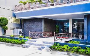 GedegにあるFlamengo Hotelの前に階段がある建物