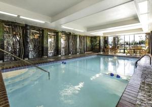 Una gran piscina con agua azul en un edificio. en Days Inn Springfield South, en Springfield