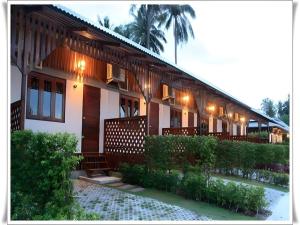 Pilton Resort في بانهوايْ يانغْ: منزل مع أضواء على جانبه