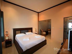 Pilton Resort في بانهوايْ يانغْ: غرفة نوم بها سرير عليه منشفتان