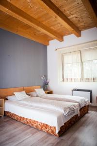Postel nebo postele na pokoji v ubytování Lesní Penzion Vranov