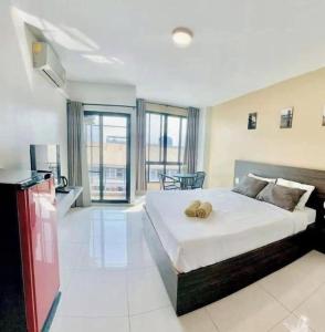 Una cama o camas en una habitación de THE ALL 24 Luxury Residence