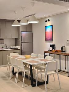 een keuken en eetkamer met een tafel en stoelen bij RV Villas Deadsea in Sowayma