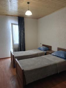 Una cama o camas en una habitación de Gugas cottage and guest house in Lakhiri 17 fotos más