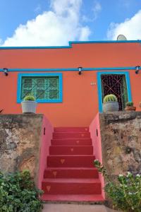 una scala che porta a una casa arancione di Casa Cores da Redonda! a Icapuí