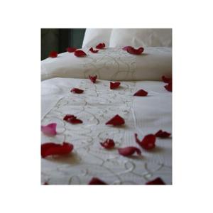 a bed with red roses on it at Happy Holiday in Avola