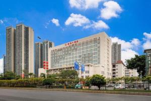 um prédio com uma placa na lateral em Foshan Xin Hu Hotel em Nanhai